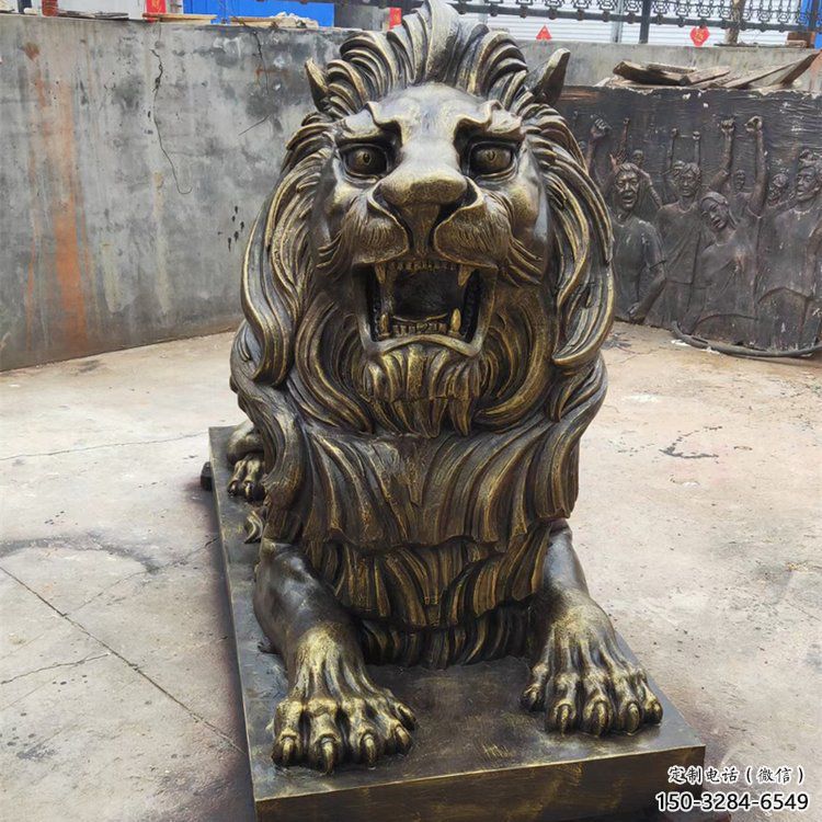 仿铜动物景观雕塑，玻璃钢爬式狮子雕塑厂家