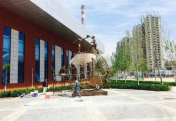 地球仪雕塑定价，拉丝工艺，地球仪人物雕塑制作