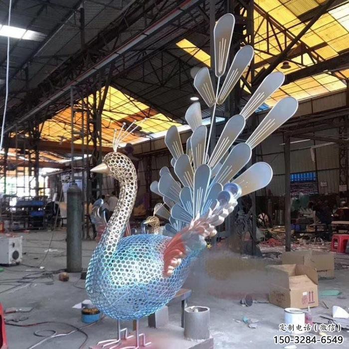孔雀雕塑厂家，小区摆件，不锈钢镂空孔雀雕塑制造商