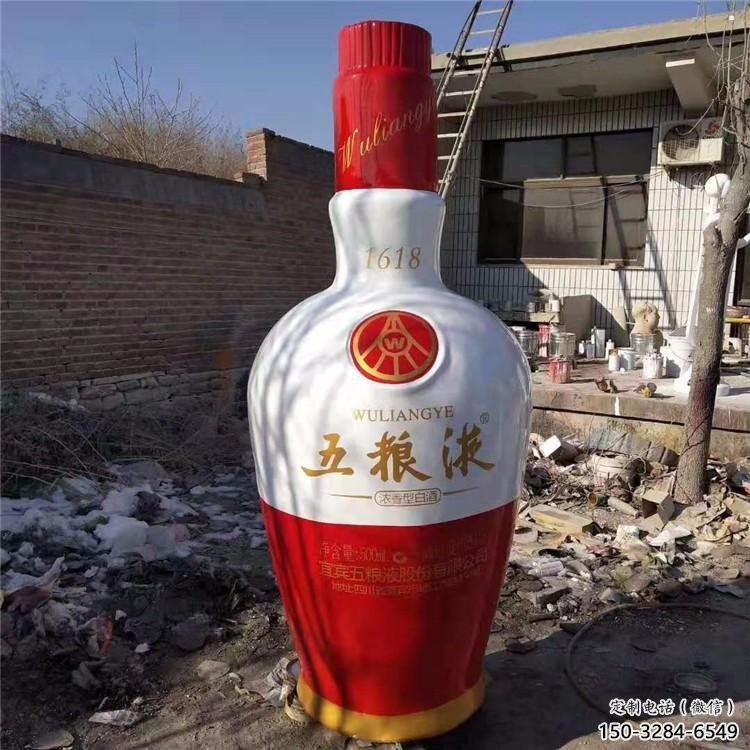 酒瓶雕塑选定，园林装饰，大型玻璃钢酒瓶雕塑公司