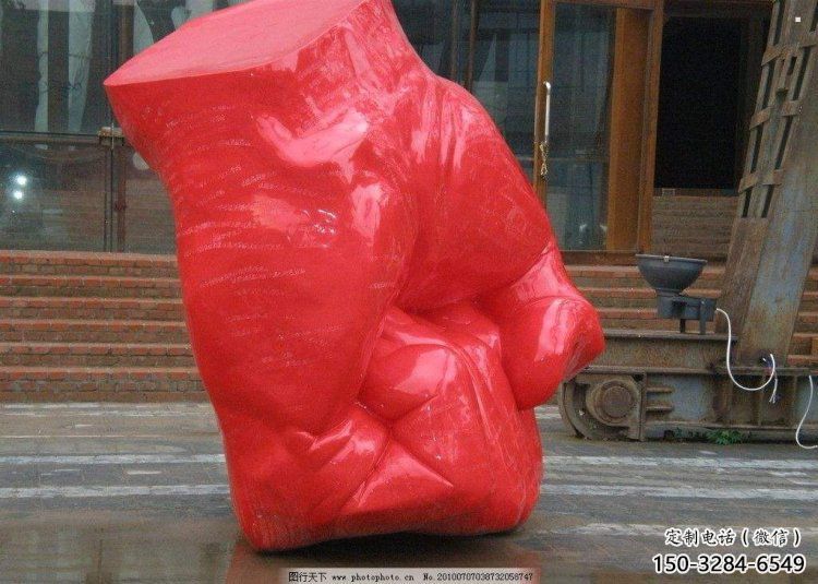 步行街拳头雕塑
