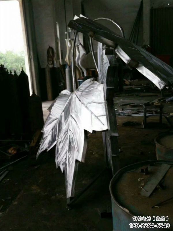 枫叶雕塑供应，花园小品，不锈钢仿真枫叶雕塑厂家