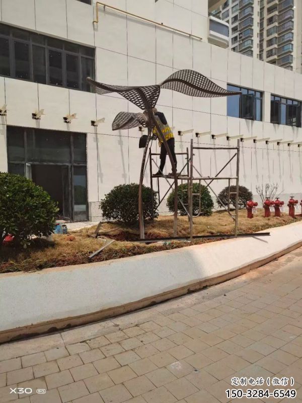 金属树叶雕塑厂家，街头艺术，彩绘仿真树叶雕塑制造商