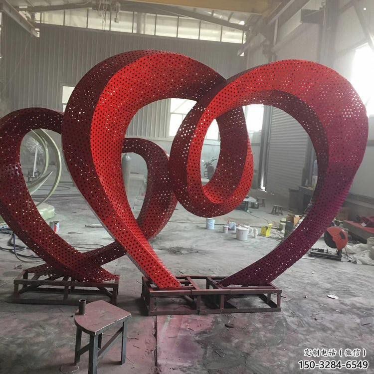 草地双心雕塑 草地双心雕塑