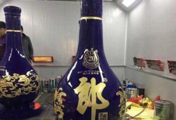 洋酒瓶雕塑专供，彩绘工艺，玻璃钢洋酒瓶雕塑标准厂家