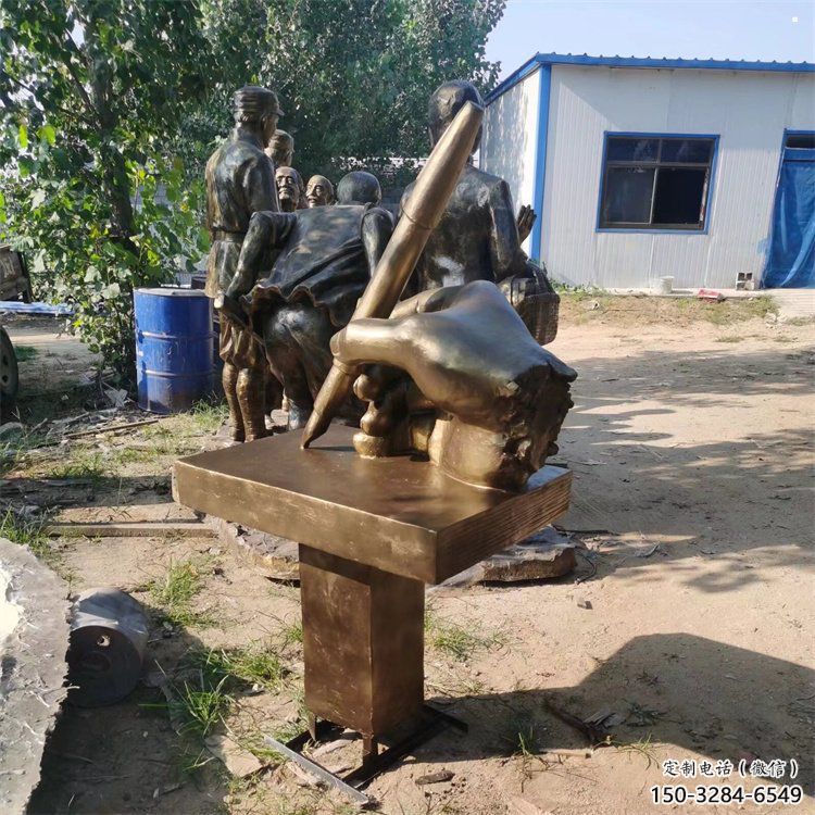 阿克苏手握钢笔雕塑，街道标识，玻璃钢手握钢笔雕塑厂家