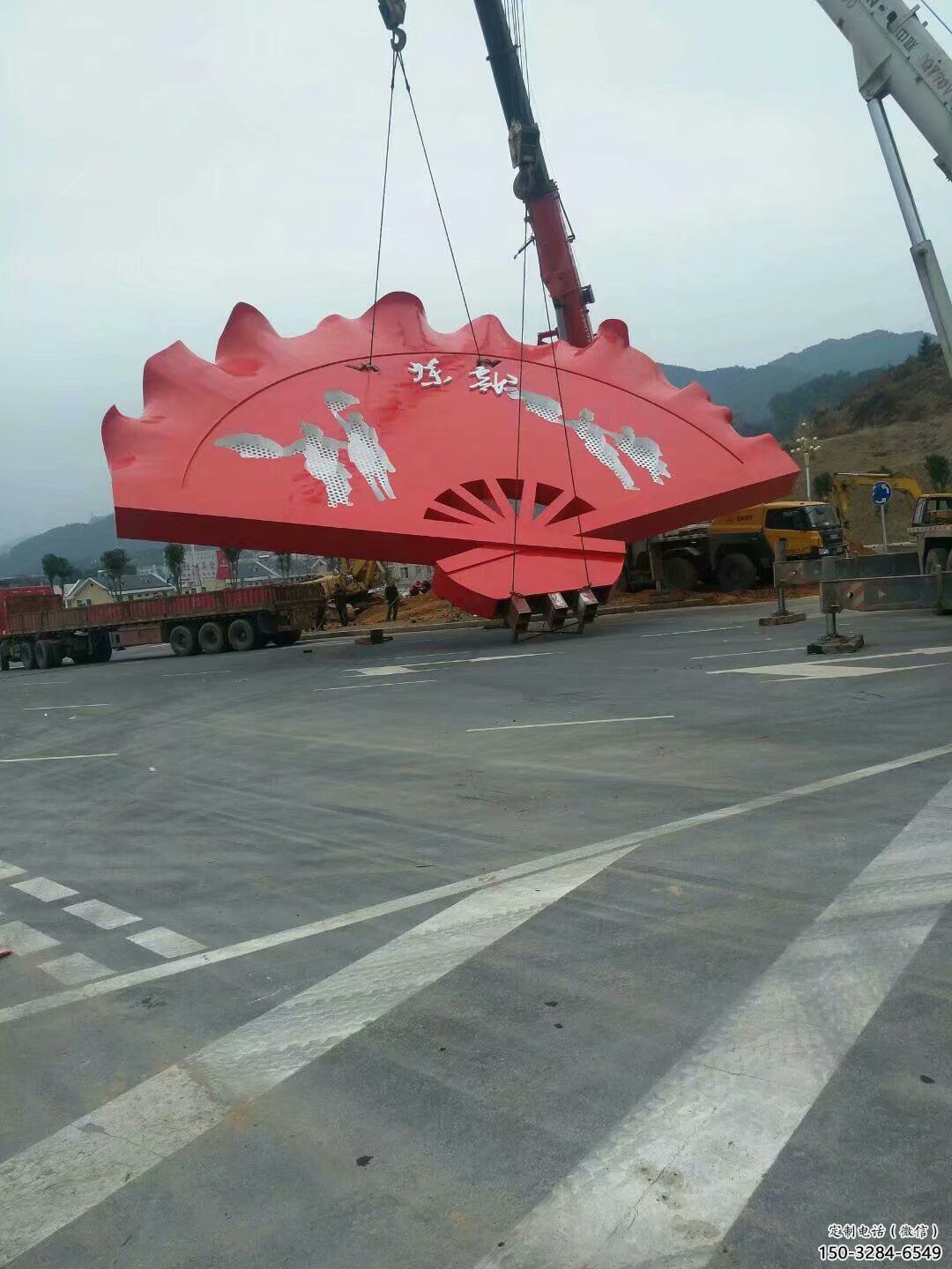 现代不锈钢扇子雕塑安装现场 现代不锈钢扇子雕塑安装现场